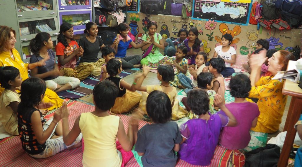 Asha-Kiran - imagen que muestra un grupo de niños en un centro de día de Asha-Kiran en India